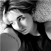 Stundentessa di cinematografia si presta a dare lezioni di fotografia